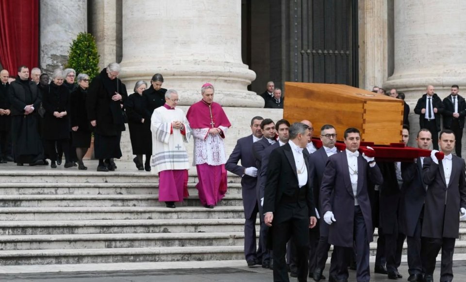 Palaidotas popiežius emeritas Benediktas XVI
