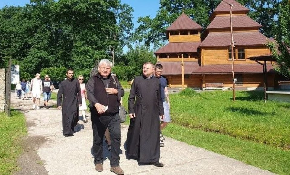 Kardinolas Konradas Krajewskis lankosi Ukrainoje
